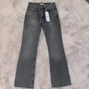 Säljer dessa super fina jeans från Gina Tricot, de är ändast testade och därutav finns prislappen kvar! Köparen står för frakten💗