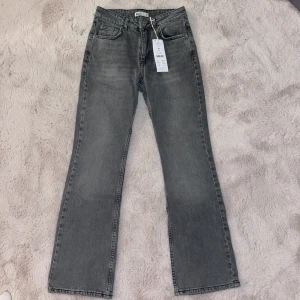 Gina Tricot Full length petite flare jeans - Säljer dessa super fina jeans från Gina Tricot, de är ändast testade och därutav finns prislappen kvar! Köparen står för frakten💗