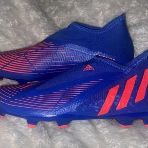 Adidas fotbollsskor  - Adidas fotbollsskor utan snörning i strl 42.5 Nästan nyskick