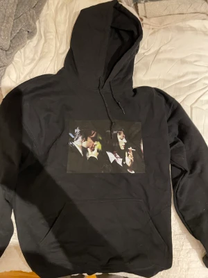 Hoodie med tryck - Säljer denna pulp fiction hoodie🖤🖤 väldigt skön och i bra skick! Oversized i storlek s