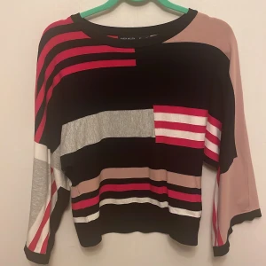 Tröja Karen millen - Storlek XS köpt från märket Karen Millen i NK, köptes för 1200kr säljer för 400kr, knappt använd