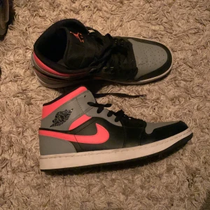 Air jordan 1  - Skor som användts 4-5 gånger sen har blivit för små. Vid direkt köp går det att pruta. Storlek 44. Mycket bra skick Orginal pris :2200kr Säljes för :1100