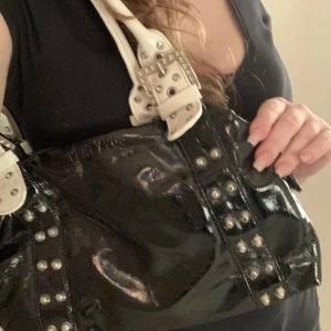 Axelväska  - Svart och vit väska med svart inuti, den e en medel stor. Väska och kan hålla ganska mycke.