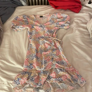 Klänning - En jättefin klänning från gina💗 knappt använd, har sytt ihop lite högst upp för att den inte skulle va så urringad men det är inget som märks💕