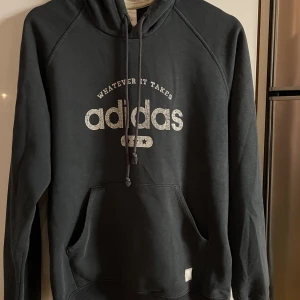 Vintage adidas hoodie - Populär Vintage adidas hoodie. Jättefint o fräsht skick, sparsamt använd, ”sprickorna” i trycket ska vara så. Strolek L. Blå/grå. 