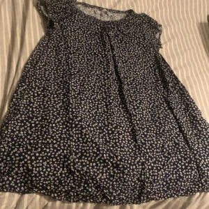 Klänning med små blommor  - En gullig klänning från förut säljer pga den är för liten den är dock kort 