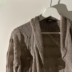 vävd kofta  - Unik beige kofta med vida ärmar. Perfekt inför våren🌸