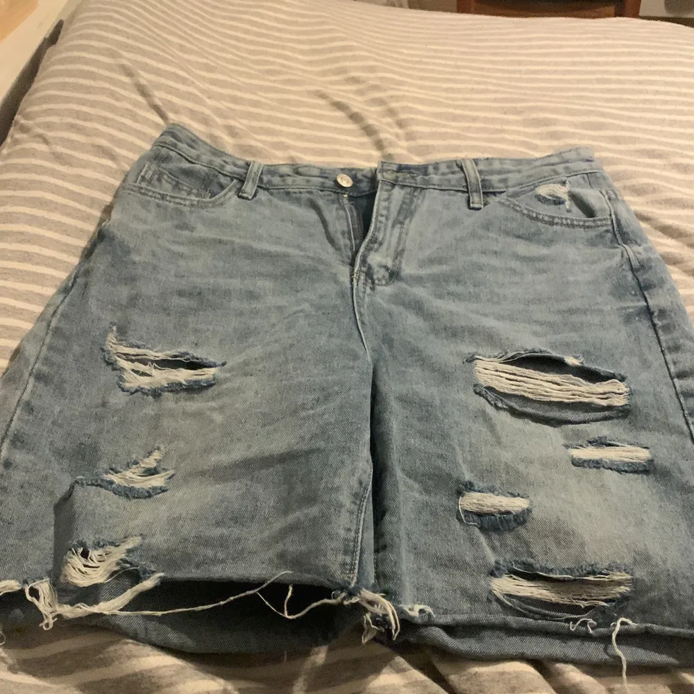 Väldigt snygga jeans shorts säljer pga jag får inte användning av dem men dem är i bra skick . Shorts.