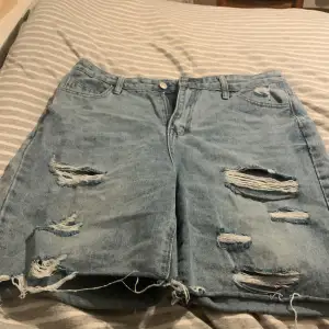 Väldigt snygga jeans shorts säljer pga jag får inte användning av dem men dem är i bra skick 