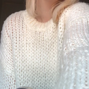 Vit stickad tröja - Vit stickad tröja i strl S från Nakd 