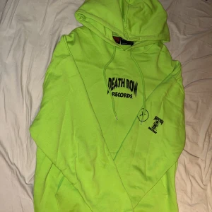 Death Row Hoodie - Ny skick, inga fläckar eller hål. Säljer den för 400kr, lite oversised design med storlek L. De ba att fråga för flera bilder vid intresse.