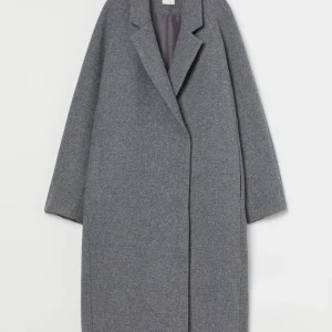 GRÅ KAPPA  - Sjukt fin kappa från h&m! Endast använd en gång då den var lite för stor för mig.  Strl 42 💕