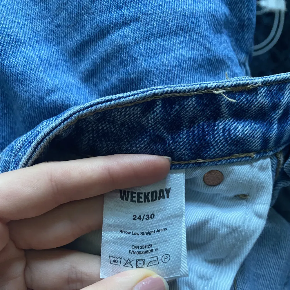 Säljer trendiga lowwaist jeans från weekday i modellen Arrow. Säljer för att de är för stora i midjan på mig tyvärr. Annars är de i jättefint skick och använda mindre än 5 gånger. De är i storlek 24/30. Nypris 590kr. Jeans & Byxor.