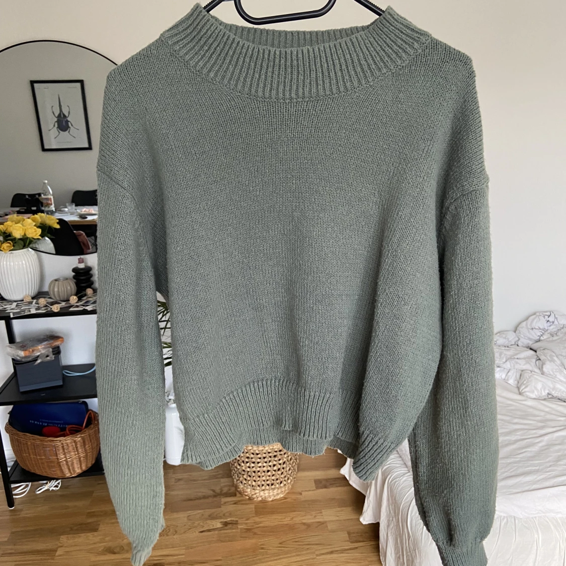 Stickad med flätdetalj