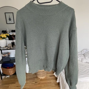 Stickad med flätdetalj - Superfin stickad tröja med flätdetalj på ärmarna. Använd någon enstaka gång