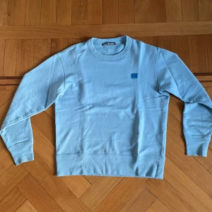 Acne tröja - Snygg ljusblå acne tröja Nypris 2400 Knappt använd 9/10 Köpt på Paul & friends i Stockholm Passar mig som är 180