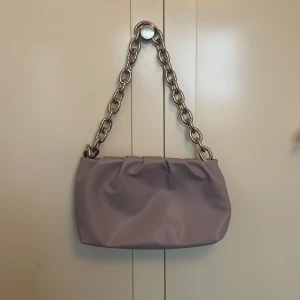 VÄSKA  - Lila väska