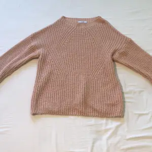Fin ljusrosa stickad tröja från Hailys i storlek L. Jag använder den inte längre men jag hade tröjan som en mysig oversize tröja.
