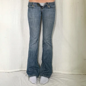 Lågmidjade jeans  - Använd köp nu! Midja:74 Innerben:84 Jag är 169 med W28 som referens🫶