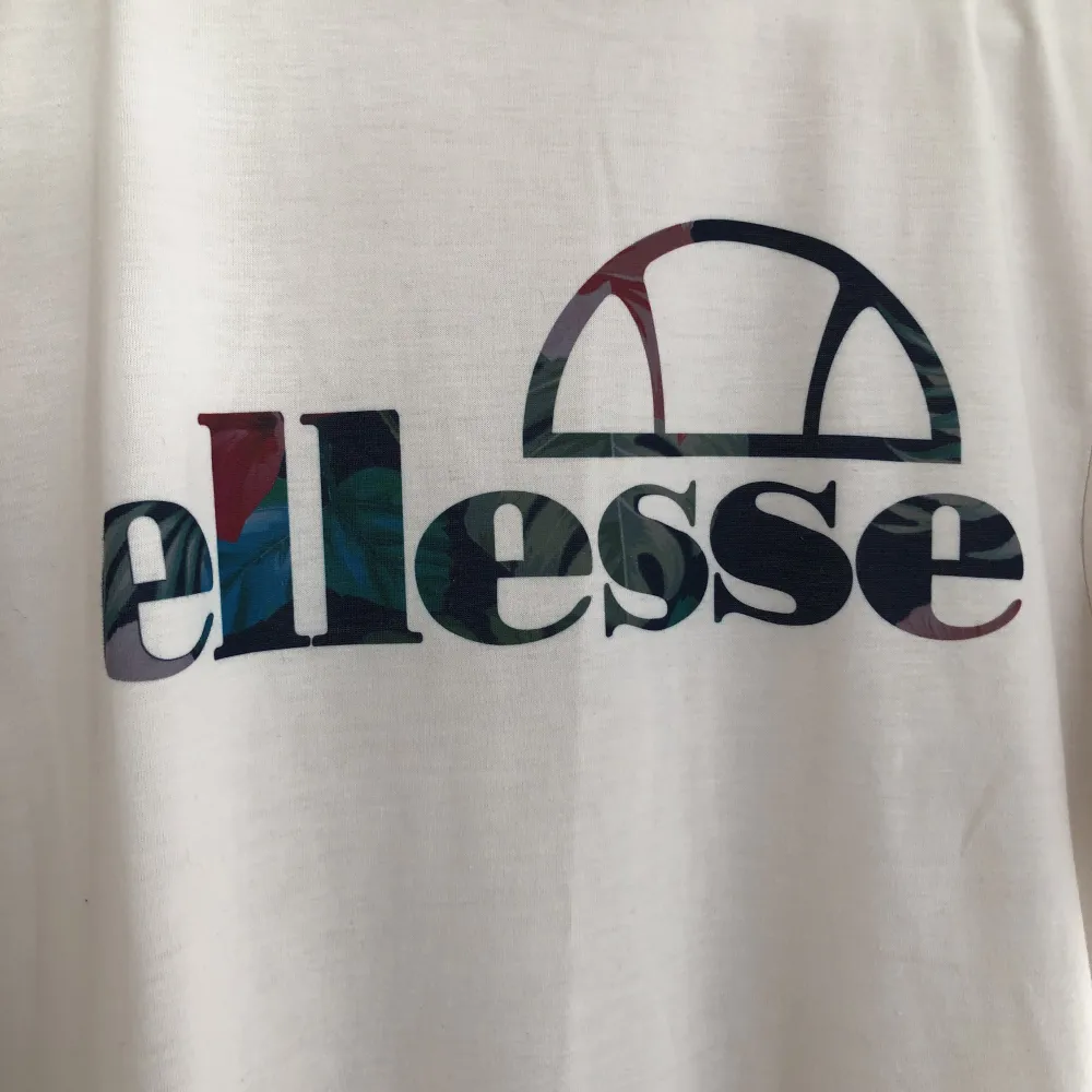 Snygg Ellesse tröja i Storlek UK 12, oanvänd men lappen tyvärr borttagen.. T-shirts.