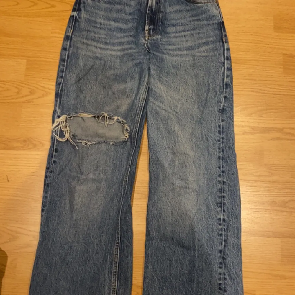Snygga högmidjande jeans från Zara i storlek 36, använd ganska mycket men är frt i jätte bra skick (nypris 400kr). Jeans & Byxor.