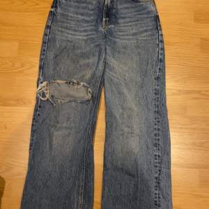 Snygga högmidjande jeans från Zara i storlek 36, använd ganska mycket men är frt i jätte bra skick (nypris 400kr)