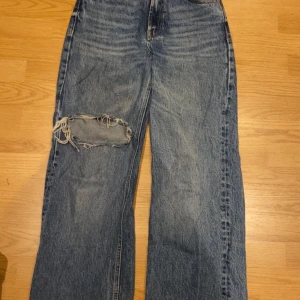 Zara jeans  - Snygga högmidjande jeans från Zara i storlek 36, använd ganska mycket men är frt i jätte bra skick (nypris 400kr)