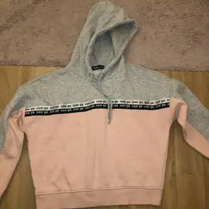 Superskön och superfin grå/rosa hoodie i storlek XS från FBsister. Har inte används förut och säljer för det inte är min vibe längre.  Skriv gärna innan ni köper om ni är intresserad! 😇💓
