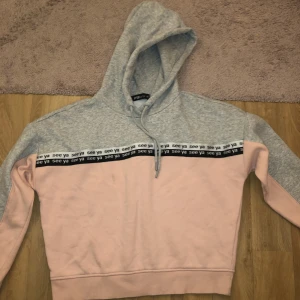 Hoodie  - Superskön och superfin grå/rosa hoodie i storlek XS från FBsister. Har inte används förut och säljer för det inte är min vibe längre.  Skriv gärna innan ni köper om ni är intresserad! 😇💓