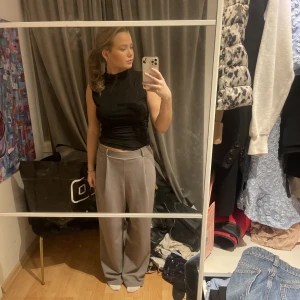 ”Kostymbyxor ” - Säljer dessa byxor som typ är som kostymbyxor. Väldigt bekväma och snygga. Känns som att man har på sig mjukis fast de igentligen är kostymbyxor.  jag är 164cm lång. 