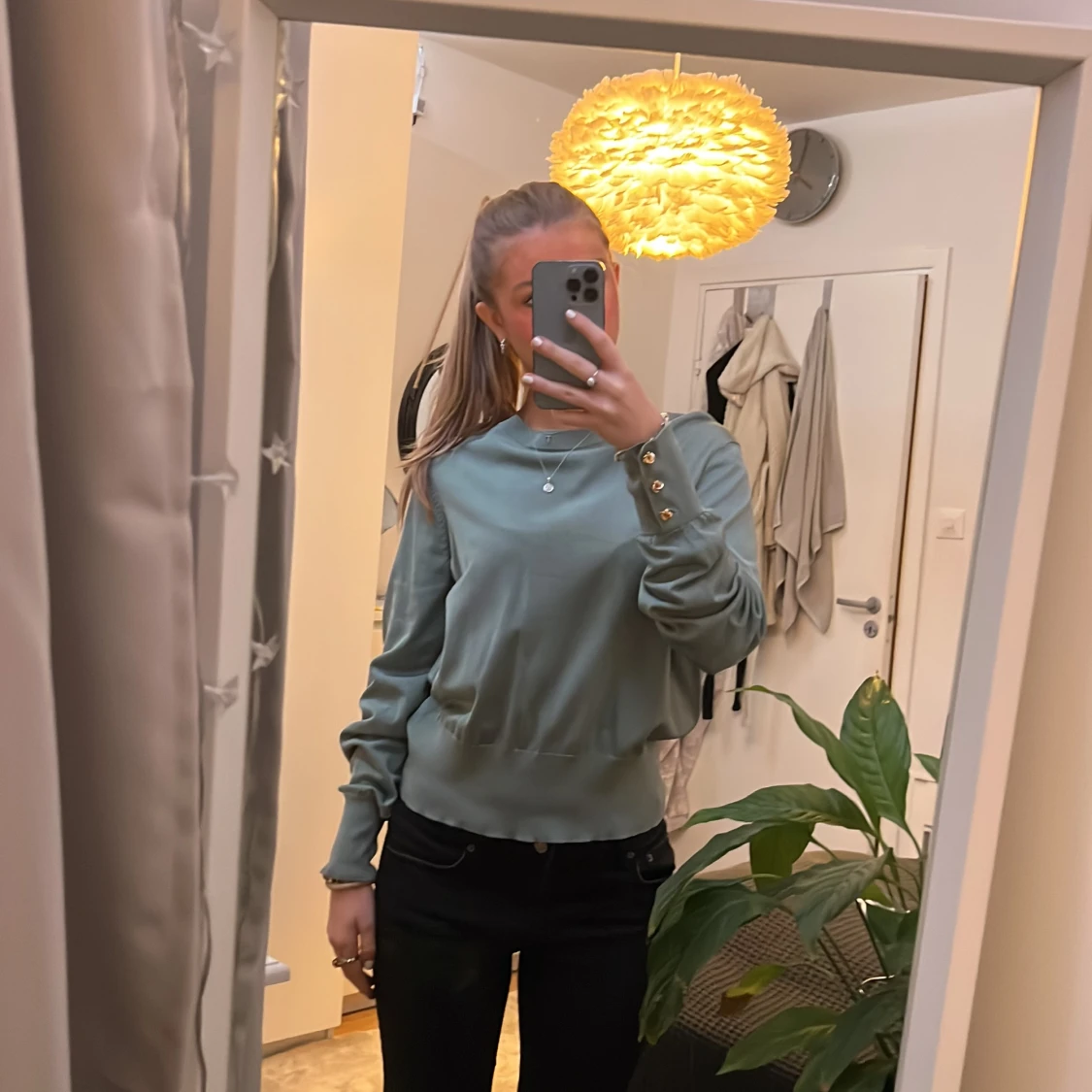 Stickad tröja med detaljer 