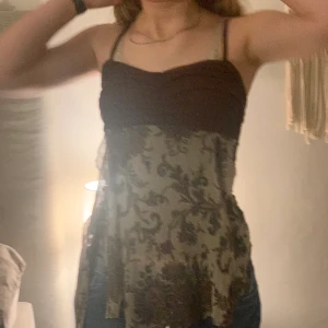 Fint linne - Säljer detta vackra linne med super fina detaljer. Funkar bra till vardags och finare tillfällen.💕 Har något litet hål någonstans som inte syns alls och är super litet med skriv om du vill ha bild på det! TRYCK INTE PÅ KÖP NU TACK!