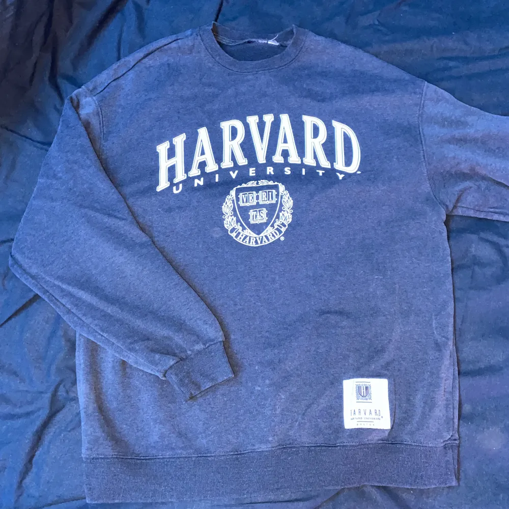Harvard sweatshirt i bra skick! Storlek S, säljer för 150kr!. Hoodies.