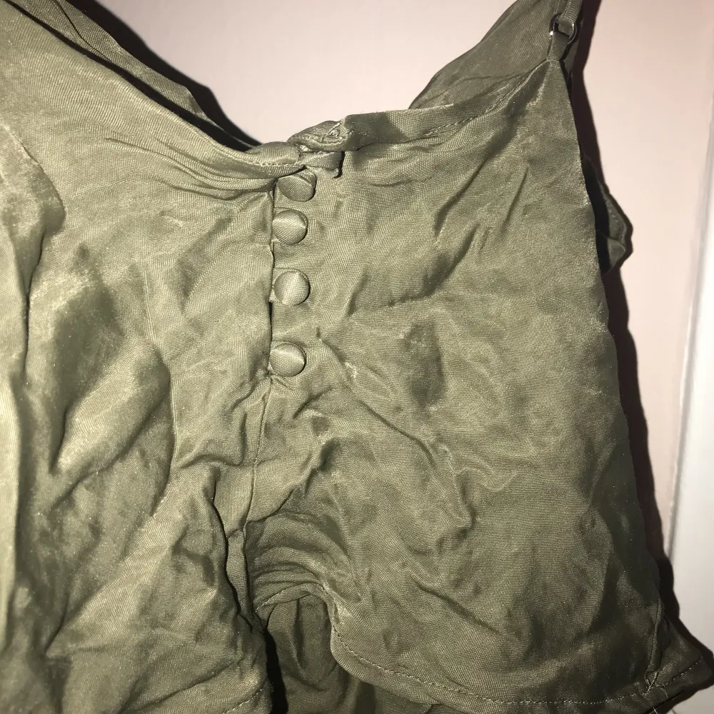 Olivgrön silkes/Satin topp  Nypris 300kr säljer för 150kr Inte använt då den är förliten för mig! Otroligt sommrig o söt linne!😻  . Toppar.