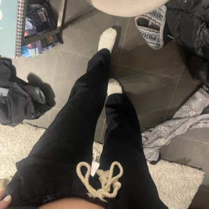 Helt nya Roxy byxor - Jag beställde dessa alldeles nyss ifrån Zalando men känner att de inte passar mig. Storlek XS. Skicka pm vid frågor🤍