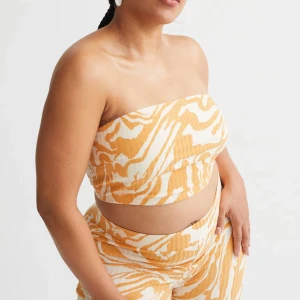 Tube topp - H&M tube topp. Orange och vitt strip. Nästan ny 