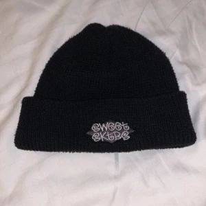 Sweet Sktbs mössa - Sweet sktbs mössa köpt för 400kr. Använd i 2 månader så den är i bra skick.