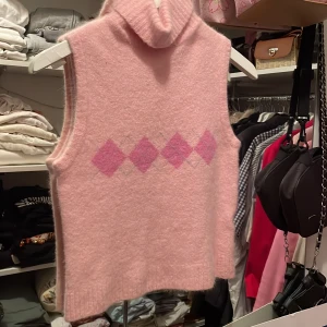 Croppad pullover  - En rosa croppad pullover i världens mysigaste material, aldrig använd och i nyskick.  Det står storlek L men den är snarare XS/S