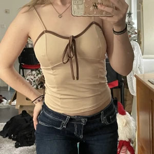 söt topp - beige-brun topp jag aldrig använt. frakt 45kr 💕