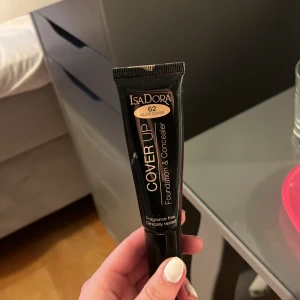 Foundation Isadora  - Superfin foundation från Isadora! Den lägger sig jätte fint men har hittat andra som jag gillar mer och därför kommer den inte till användning!  Pris kan diskuteras💕