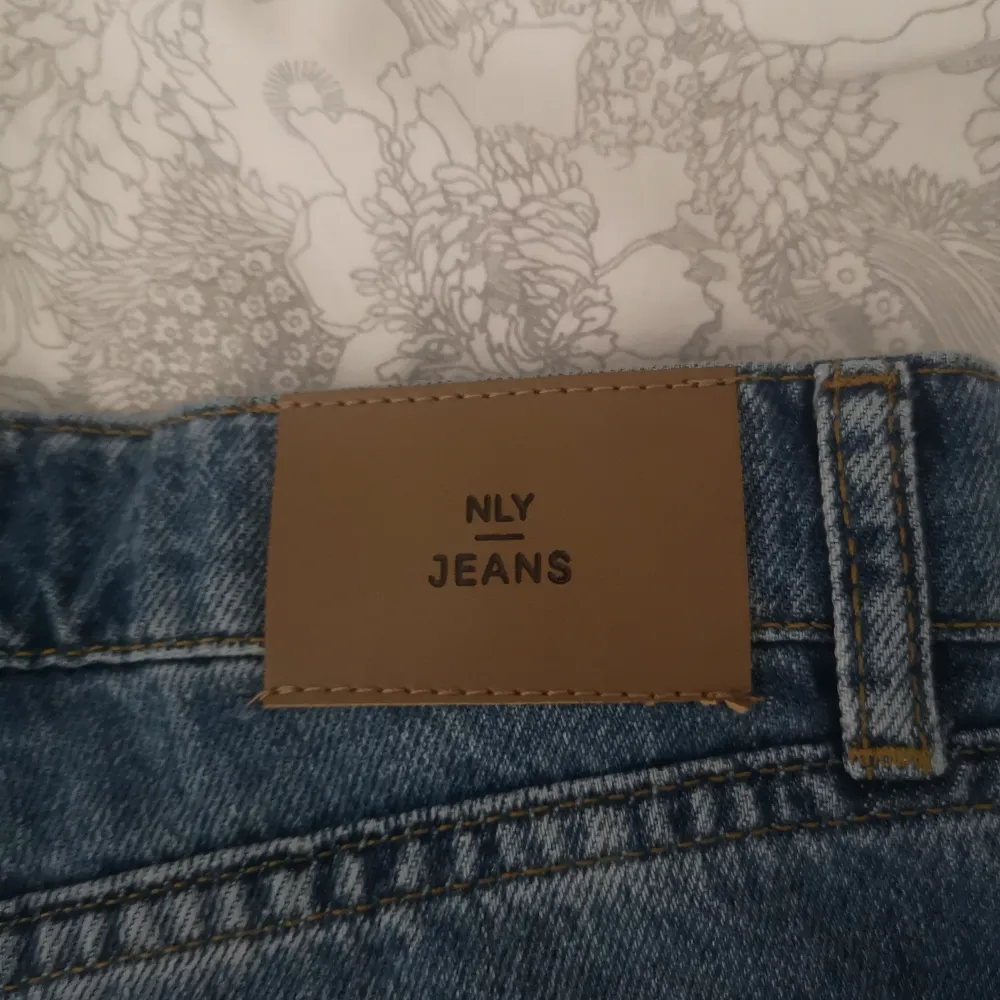 Oanvända Jeans från NLY, precis köpta med prislappen kvar. Säljer för att dom var för tighta för min smak. För långa för mig som är 163cm. . Jeans & Byxor.