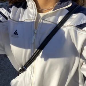 Adidas zip up - säljer denna jätte snygga zip up från adidas. Köpte den när jag var i amsterdam och den är i fint skick!❤️