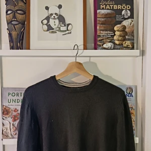 Moss green Jumper - Warm & soft sweater, very dark moss green.  No tears or loose threads. Most likely 5+ years old. Got from my grandfather, who had a great closet.  Confection size 54, equals a regular Large but would say it's on the smaller side.  Wash in 30°C or by hand