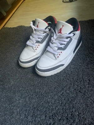 Jordan 3 Fire Red Denim 40,5 - Nu säljer jag mina Jordan 3 Fire Red Denim som är sparsamt använda i ungefär 2 månader. Skorna är i jättebra skick men finns tyvärr ingen orginalbox men jag kan skicka med en vanlig Nike box om man vill. Priset kan diskuteras vid snabb affär! 