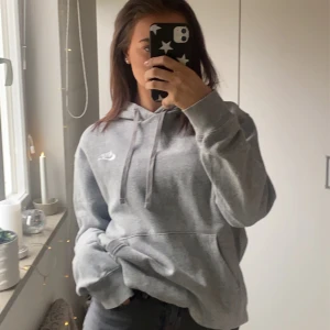 Nike hoodies  - Grå Nike hoodie i strl M 🫶🏼 Super mysig och köptes i december och använd ett fåtal gånger 