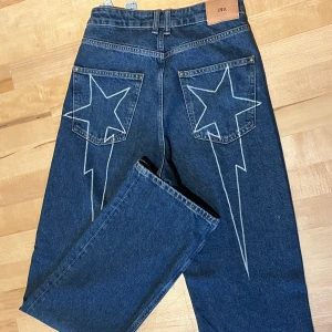Zara jeans - Zara jeans i modellen straight full length, med motiv på baksidan som jag målat själv. Endast använda en gång, går att tvätta som vanligt! Kan mötas upp i stockholm eller frakta.