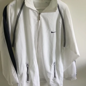 Nike  - Nike zip up, storlek XXL, unisex, har dragkedja runt ärmar(se bild 3)
