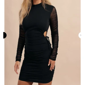 chiquelle klänning - Klänning från chiquelle. Använd endast en gång (på nyår). Helt som ny. Säljer då den va något för tight på mig.  Storlek L men skulle mer säga M då den är väldigt tight och mindre. Annars väldigt fin