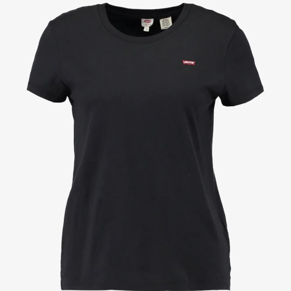 Fin svart Levis t-shirt. Inga tecken på användning då den är oanvänd. Nypris 300kr säljer för 150kr! ❣️. T-shirts.
