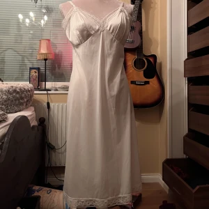 slipdress - söt spets nattlinne som även kan användas som klänning, perfekt till sommaren✨